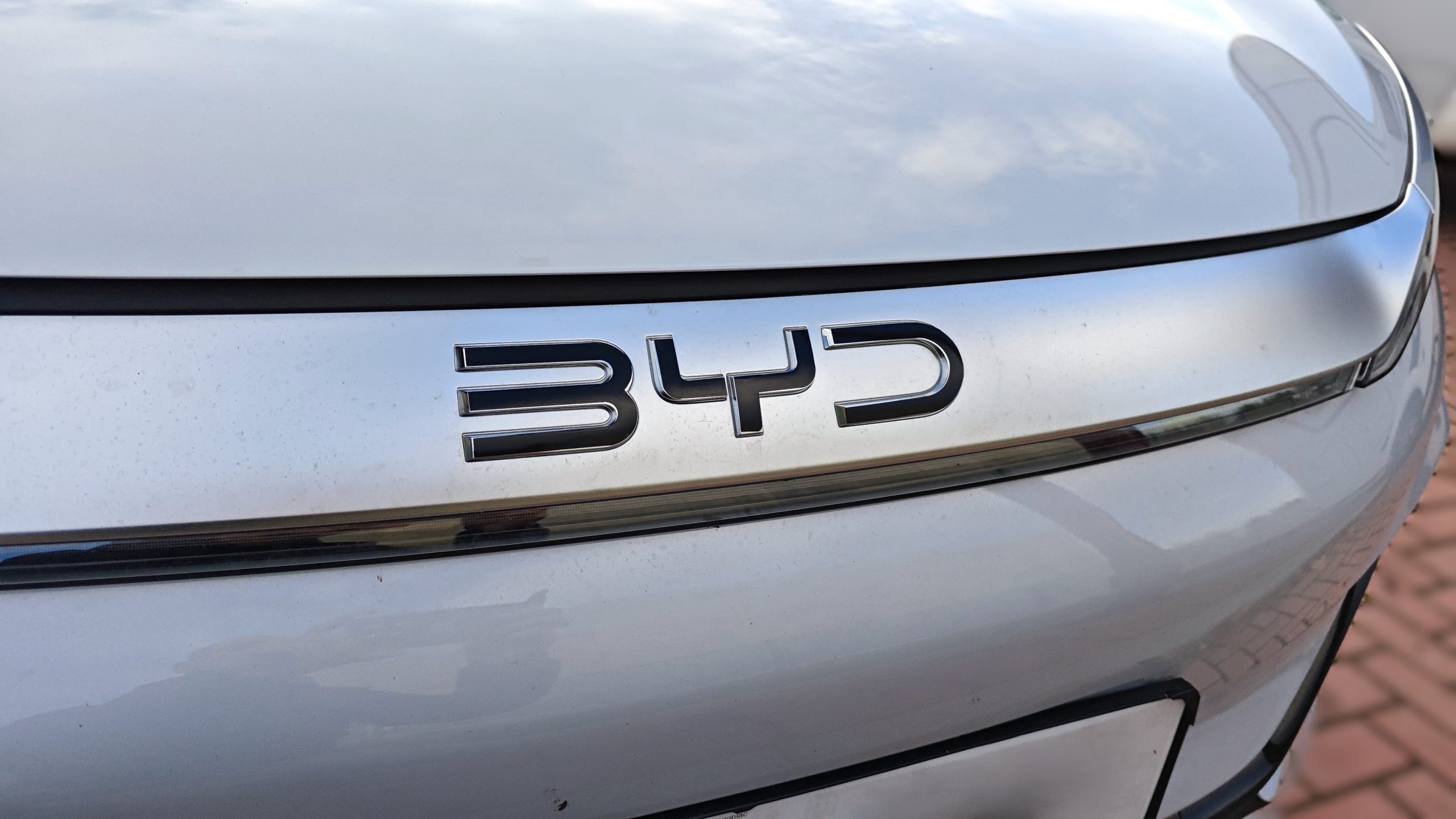 Pegatina Letras BYD Frontal | Vinilo Adhesivo a Medida para Emblema Original